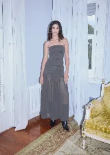 Vestido largo negro con corpiño strapless fruncido con estampado de lunares blancos y falda larga de gasa fluida.