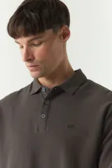 Polo de manga larga con textura, color gris oscuro, fit regular, logo estampado en el pecho, con puños.