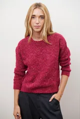 Buzo de tejido de punto con textura jaspeada en color fucsia, de corte clásico con cuello redondo y puños y cintura acanalados.