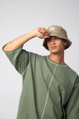 Remera manga corta color lila con costuras blancas a la vista.