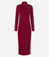 Vestido midi color bordó, de microfibra ligera, con cuello alto fruncido, manga larga, hombreras y detalle fruncido lateral.