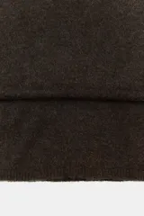 Bufanda de punto fino en color beige, con diseño liso y terminaciones tejidas.