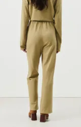 Pantalon deportivo de corte recto y tiro alto, confeccionado en tejido de algodón en color verde oliva. Presenta cintura elástica y un pequeño logo bordado en el lateral.