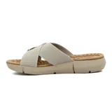 Sandalias color beige con plataforma, tiras cruzadas y aplique metálico.