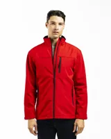 Campera azul marino de poliéster, tipo softshell, con cuello alto y cierre frontal. Cuenta con bolsillos laterales con cierre y un bolsillo vertical en el pecho. No tiene capucha.