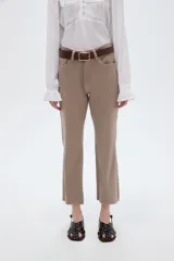 Pantalón jean negro de tiro medio y corte flare, con bolsillos laterales y traseros.