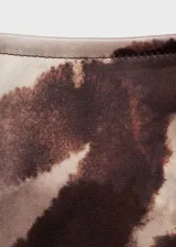 Falda larga de tejido satinado con estampado animal print de cebra, tiro medio y diseño evasé.