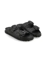 Sandalia de cuero negro con diseño entrelazado, doble tira con hebillas decorativas con brillo y suela de goma dentada.