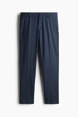 Pantalón de traje de corte ajustado, con cierre frontal y corchete oculto. Presenta bolsillos laterales, bolsillos traseros ribeteados y raya marcada en el frente.