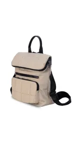 Mochila de nylon en color beige con diseño capitoneado, cuenta con un compartimento principal con cierre, dos bolsillos frontales con cierre, asa superior y correas ajustables en color negro.