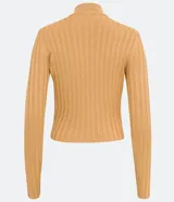 Polera color camel de punto acanalado, con cuello alto y mangas largas.