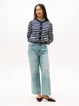 Cárdigan de algodón orgánico a rayas horizontales azul marino y blancas, con cuello redondo, cierre frontal con botones dorados y bolsillos delanteros.