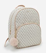 Mochila Viko con estampado geométrico de triángulos en tonos beige y blanco. Presenta un bolsillo frontal con cierre, detalles en color nude y un colgante de pompón de peluche desmontable. Cuenta con correas ajustables y cierre principal con cremallera.