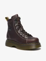 Borcego Dr. Martens Buzz 8 Eye Boot de cuero Grizzly marrón, con suela Buzz de gran volumen, ranurado DMs y costuras amarillas en el ribete. Presenta parche de marca engomado, ojales en dorado envejecido y costuras en contraste. Incluye cuello acolchado.