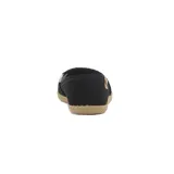 Zapatilla casual Moleca para mujer, tipo alpargata baja de color amarillo, con perforaciones en toda la capellada para mayor ventilación, suela texturizada tipo yute y detalle de aplique marrón con un corazón metálico en el talón.