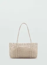 Bolso tipo shopper de diseño trenzado en color beige, con doble asa larga para hombro y bolsa interior de tela con cierre ajustable.