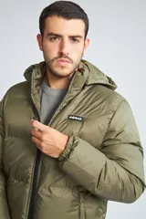 Campera puffer Mistral de corte regular, color verde militar, con capucha desmontable, cierre frontal completo y bolsillos laterales con cierre. Presenta logo de la marca en goma sobre el pecho.