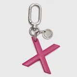 Llavero tipo charm con mosquetón metálico plateado, placa circular grabada con la marca Bubba y un aro circular de color fucsia.