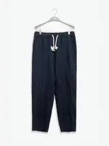 Pantalón de lino premium con corte recto y fit relajado. Presenta cintura elástica con cordón de ajuste, bolsillos laterales y bolsillo trasero.