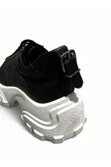 Championes deportivos Euroteens modelo 164906, de color tostado con suela chunky blanca dentada y cordones anchos al tono.