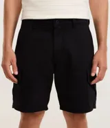 Bermuda cargo negra confeccionada en sarga de algodón, con cintura tradicional, cierre de cremallera y botón, y bolsillos laterales útiles.