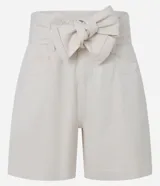 Short corto de sarga en color beige, con tiro medio, bolsillos laterales y cinturón incorporado del mismo tejido para atar en la cintura.