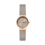 Reloj analógico Skagen con caja de acero inoxidable en tono dorado, esfera gris con acabado sunray y correa de cuero en tono gris.