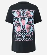 Remera negra de algodón con cuello redondo y manga corta. Presenta un estampado frontal con cinco retratos de estilo K-Pop dentro de corazones azules y rosados, y la inscripción "SADABOYS" en la parte inferior.