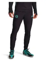 Pantalón deportivo negro Under Armour Mansory Challenger, con detalles en celeste, logo de Under Armour y logo de Mansory. Corte ajustado y tecnología que absorbe el sudor. Ideal para entrenamiento y uso casual.