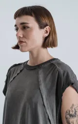 Sudadera sin mangas (tipo musculosa) color gris oscuro con efecto gastado, confeccionada en algodón premium. Presenta recortes diagonales en el delantero y hombros, y un calce oversize.