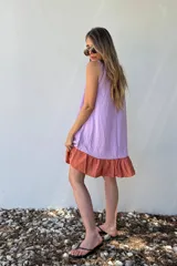 Vestido corto lila con panel frontal en color lavanda y ruedo color ladrillo.