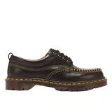 Zapatos de cuero negro Dr. Martens modelo Lowell, con puntera moc toe, costuras contrastantes amarillas y suela gruesa acanalada.