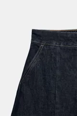 Jeans de tiro medio con diseño balloon fit, color azul oscuro, bolsillos laterales y costuras marcadas. Cuenta con cierre frontal.