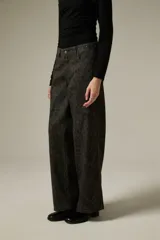 Pantalon de corte recto y tiro medio, confeccionado en algodon con estampado animal print en tonos oscuros.