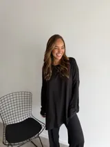 Conjunto de dos piezas compuesto por un buzo de corte oversize con mangas largas y un pantalón de corte recto y holgado, confeccionado en tejido de lanilla color verde oliva.