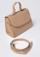 Cartera mini bag color beige con textura símil piel de serpiente, asa corta y correa larga desmontable.