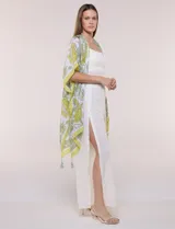 Kimono de gasa ligera con estampado floral en tonos beige y salmón, de silueta amplia, mangas cortas integradas y ruedo asimétrico con detalles de borlas en las puntas.