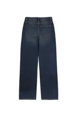 Jean de tiro alto confeccionado en denim azul oscuro, con corte recto, diseño clásico de cinco bolsillos y cierre frontal con cremallera y botón metálico.