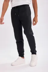 Pantalón deportivo tipo jogger color negro con tejido interior afelpado, corte clásico y cintura elástica.