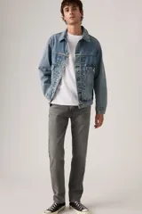 Jeans Levi's 502 Regular Taper de corte regular con pierna cónica y tiro medio, en tono gris oscuro con efecto lavado.