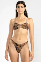 Conjunto de bikini color marrón con estampado animal print de leopardo en negro. El corpiño es de corte clásico con breteles finos y la bombacha es tipo tanga.