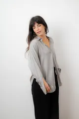 Camisa negra de manga larga con botones, de corte clásico.