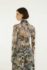 Top de tul estampado con diseño floral, cuello alto y mangas largas, de corte ajustado y tejido semitransparente.