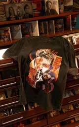 Remera de algodón premium con efecto lavado, de corte oversize y manga corta. Presenta un estampado frontal artístico con un collage de David Bowie en tonos vibrantes.