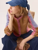 Gorro tipo gorra de béisbol con pañuelo integrado, confeccionado en tela denim azul.