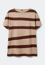 Remera de manga corta con diseño de rayas horizontales en tonos beige y marrón, confeccionada en tejido de algodón con cuello redondo.