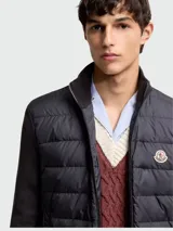 Campera híbrida Moncler con frente acolchado de nylon y mangas y espalda de tejido de punto. Presenta cuello alto, cierre frontal completo y logo de la marca en el pecho.