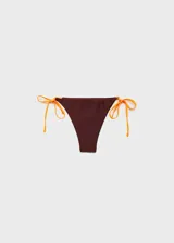 Braga de bikini color marrón con tiras laterales ajustables color naranja.