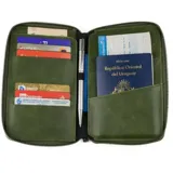 Portapasaporte de cuero genuino con acabado texturizado y cierre perimetral. Cuenta con tecnología de protección anticlonación, capacidad para dos pasaportes, seis tarjetas, efectivo y documentos de viaje.