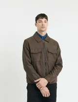 Campera Harrington de gamuza en color marrón, con cierre frontal, cuello clásico y bolsillos laterales con solapa.